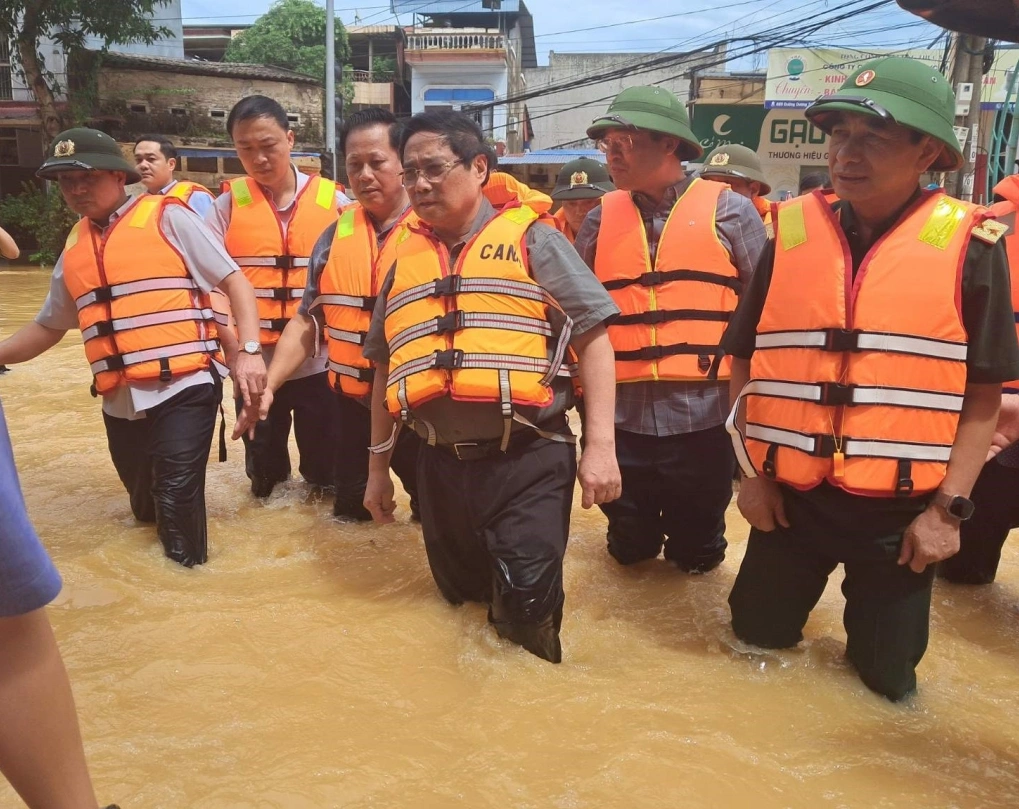 Thủ tướng thị sát vùng lũ Thái Nguyên