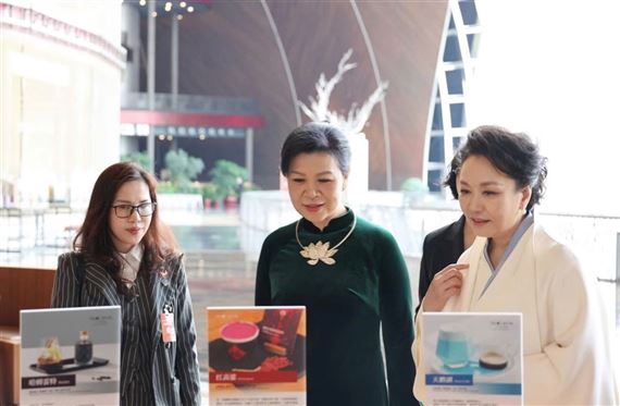 Phu nhân Ngô Phương Ly gặp gỡ, trao đổi với phu nhân Bành Lệ Viên