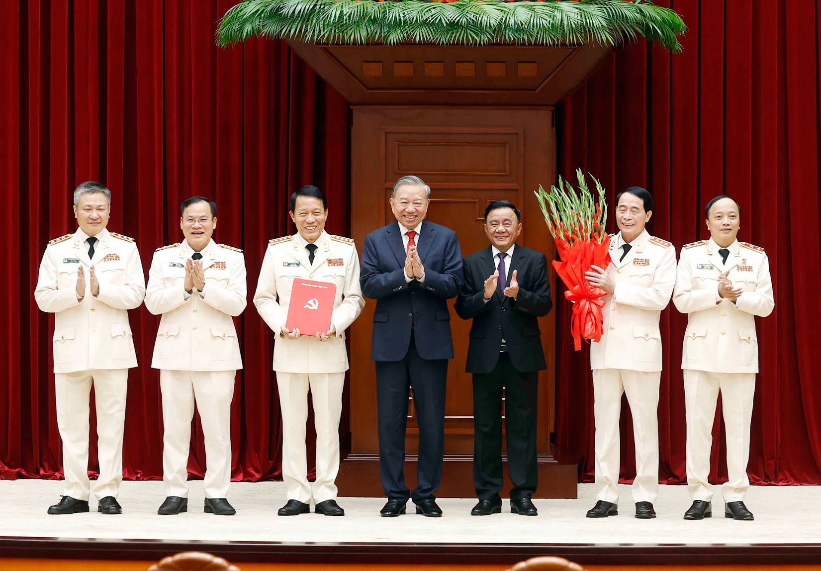 Tổng Bí thư, Chủ tịch nước trao quyết định của Bộ Chính trị về công tác cán bộ