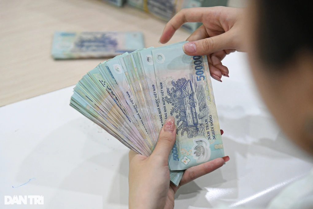 Các ngân hàng đang thu phí tài khoản không đủ số dư ra sao?