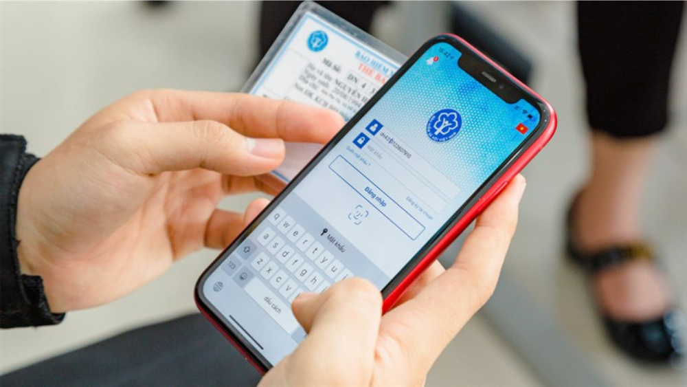Dừng cấp thẻ BHYT giấy từ 1/6: Người dân cần làm gì để bảo đảm quyền lợi đi khám, chữa bệnh BHYT?