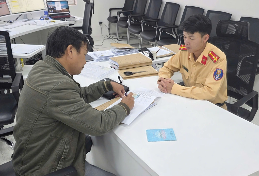 Một tài xế ô tô 2 lần vượt đèn đỏ được CSGT biểu dương