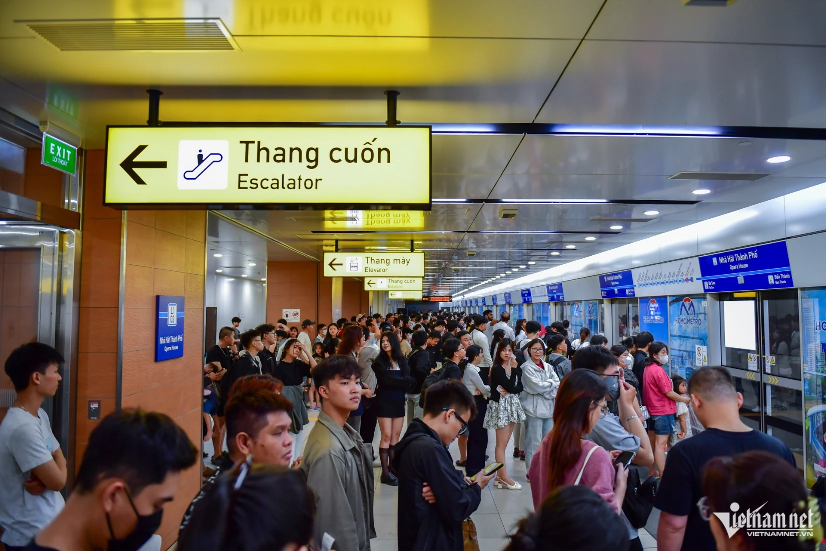 Xăng tăng giá, người dân TPHCM ưu tiên metro, xe buýt