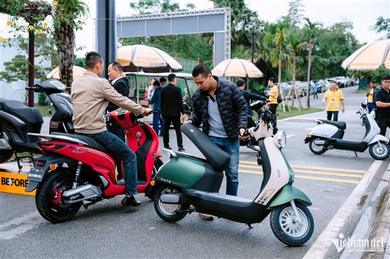 Người dân Hà Nội cần điều kiện gì để được nhận 5 triệu khi đổi sang xe máy điện?