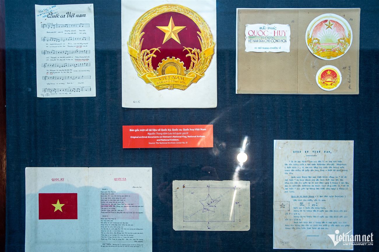 Mắt thấy, tay chạm vào những tài liệu gốc về Quốc kỳ, Quốc ca, Quốc huy và Hiến pháp
