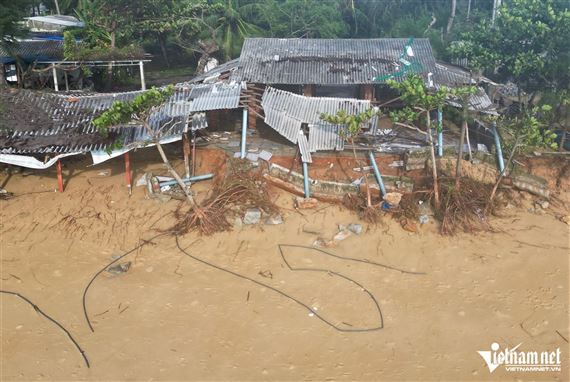 Trở về sau chạy bão, người dân thất thần với cảnh trước mắt