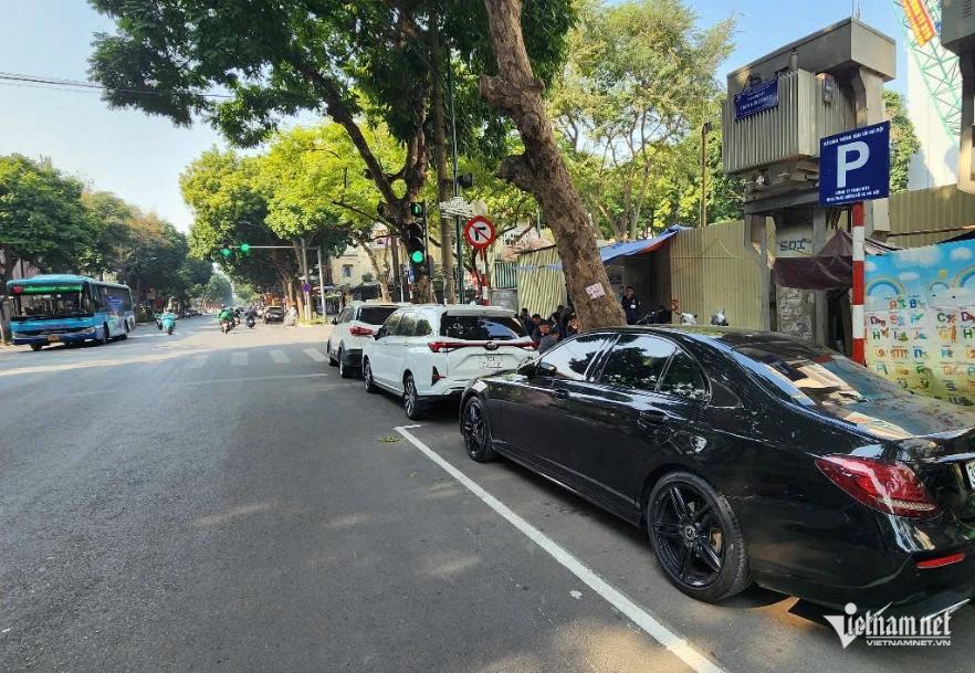 Hà Nội đề xuất tăng mạnh phí gửi ô tô, xe máy dưới lòng đường