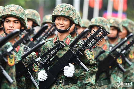 Những mẫu súng trang bị cho các khối diễu binh Quân đội, Công an