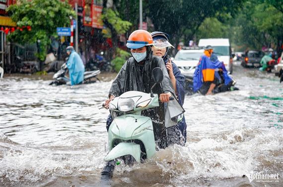 Bão số 11 suy yếu thành áp thấp nhiệt đới, Hà Nội đề phòng giông lốc, gió mạnh