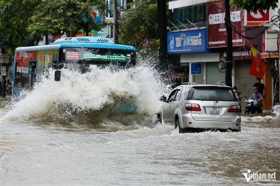 Hà Nội bị động trong ứng phó ngập lụt sau trận mưa khủng hôm 30/9?