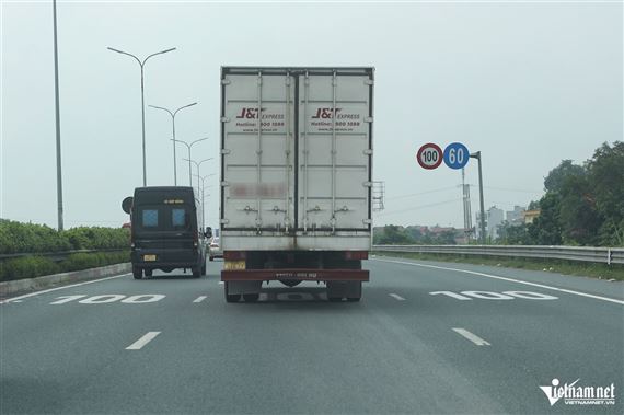 Bất ngờ với tốc độ tối đa được sơn thẳng lên mặt đường cao tốc, tài xế nói gì?