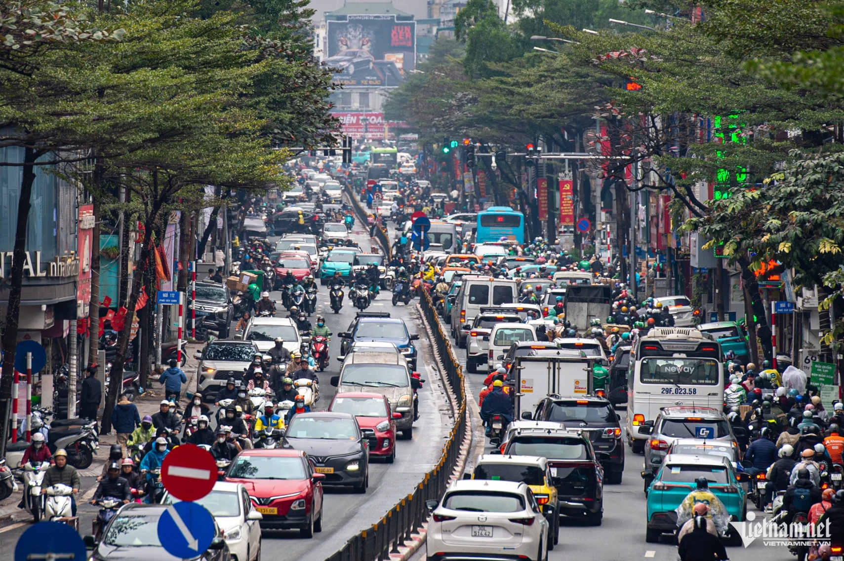 Chúng ta đang sống với thu nhập trung bình nhưng chi phí cao