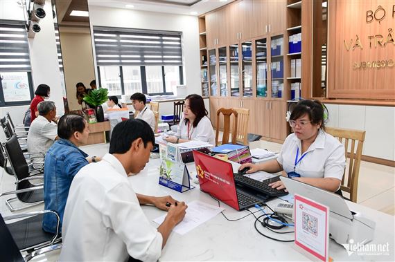 Điều chỉnh biên chế cấp xã, xem xét chuyển biên chế sự nghiệp sang công chức