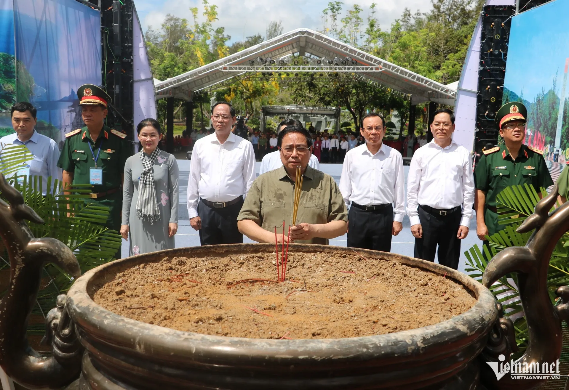 Thủ tướng Phạm Minh Chính viếng Nghĩa trang Hàng Dương, thăm cựu tù Côn Đảo