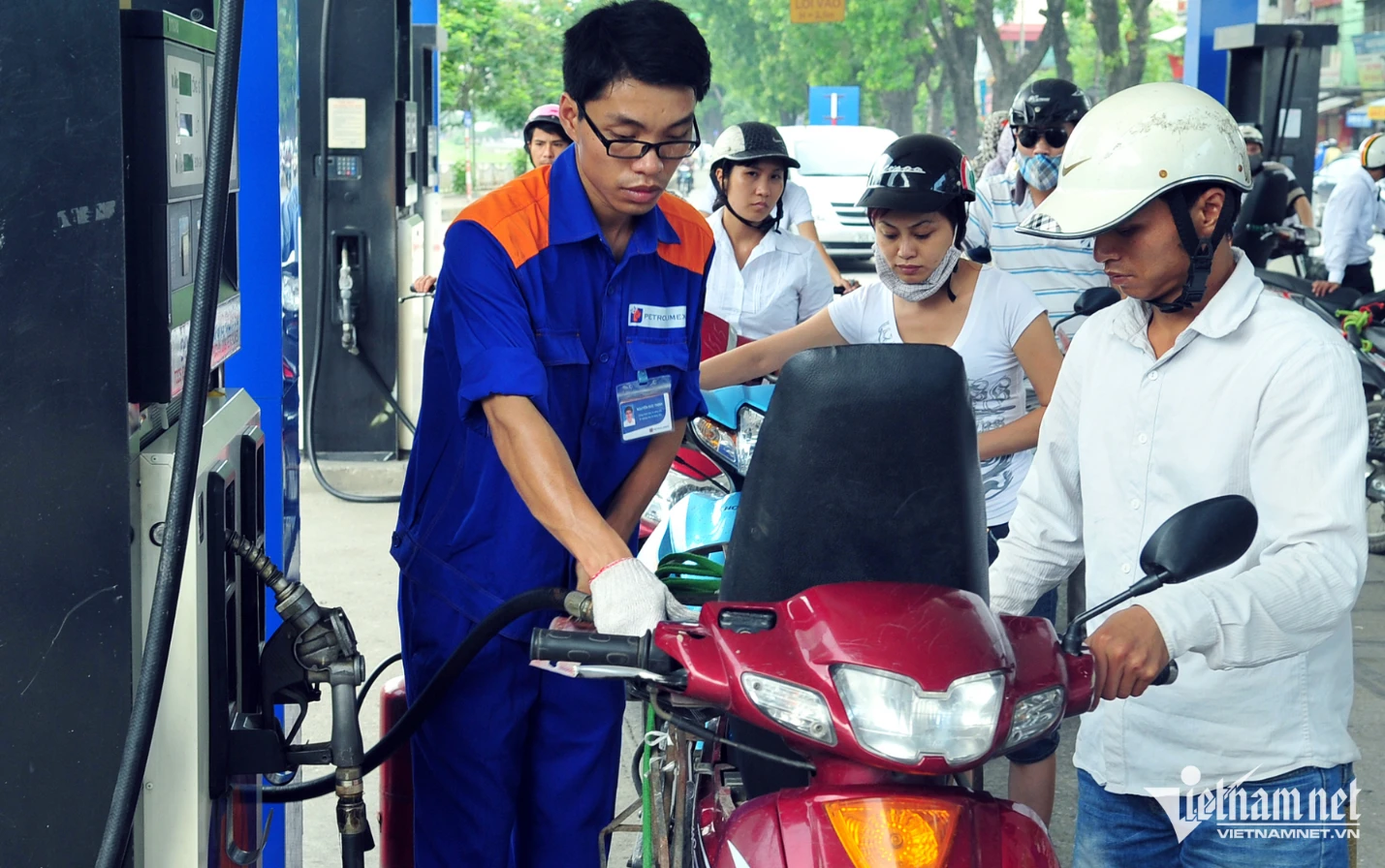 Quyết sách thần tốc hạ nhiệt giá xăng dầu, ổn định kinh tế