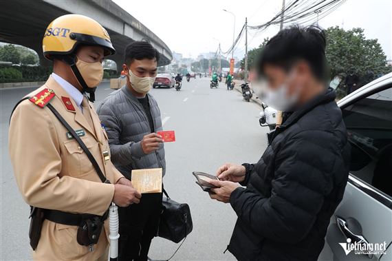 Cảnh sát hóa trang thành khách về quê xử lý xe ghép, ô tô chở quá người