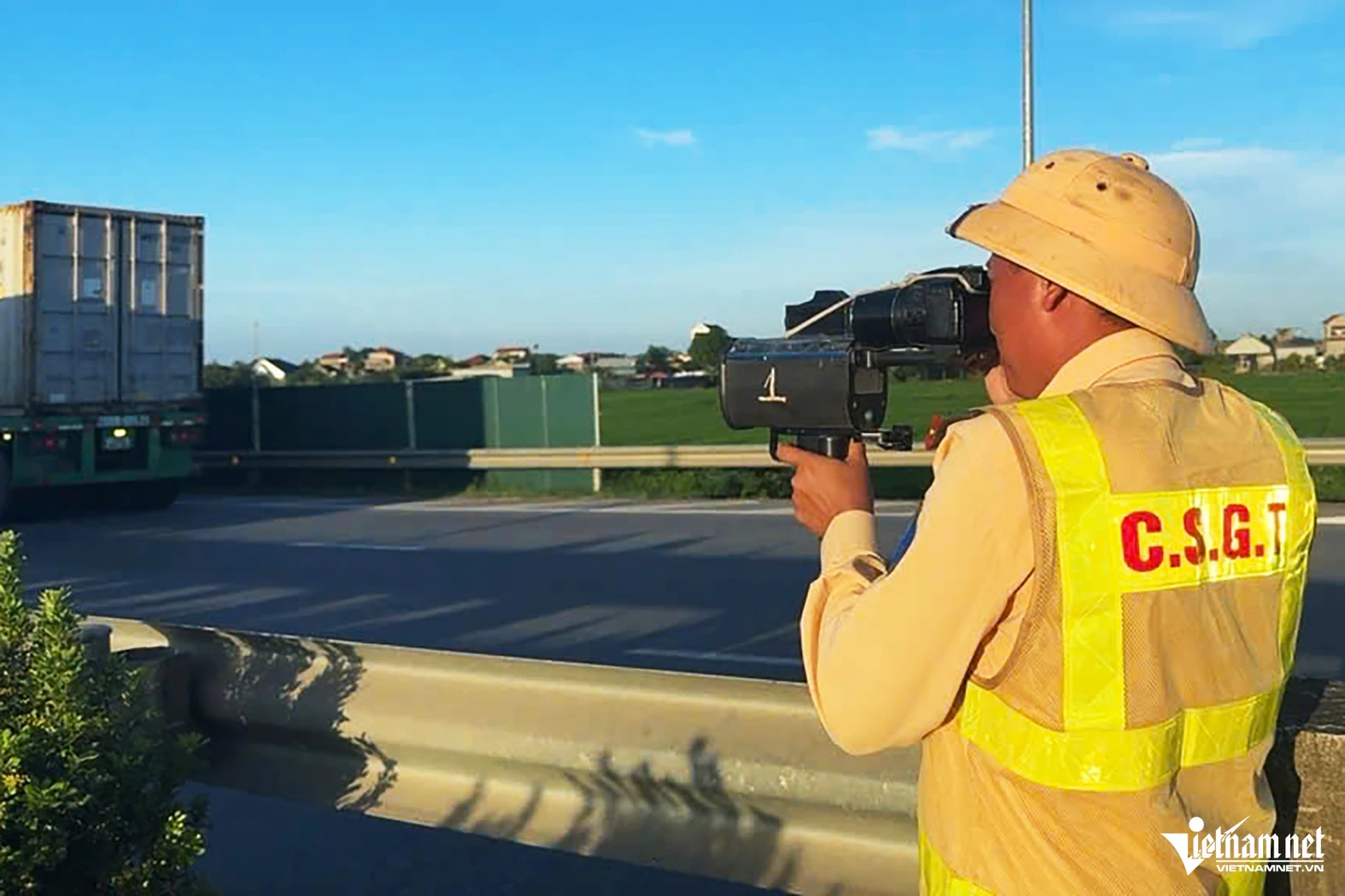 CSGT hóa trang ghi hình trên cao tốc: Tài xế vượt ẩu, quá tốc độ vào tầm ngắm