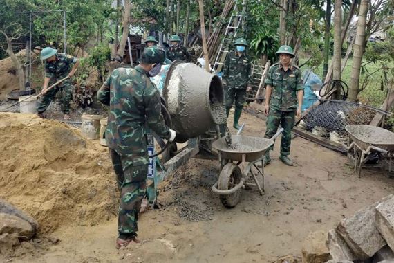 Bộ đội đi sớm về khuya, chạy đua xây nhà giúp dân