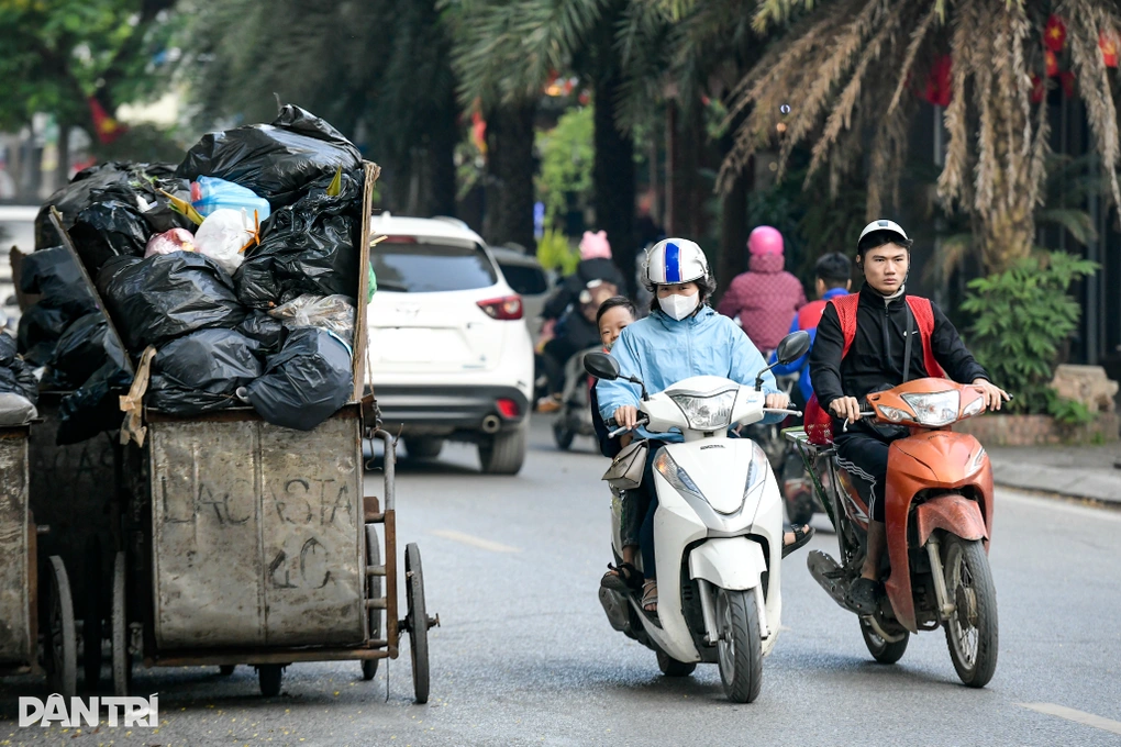 Hà Nội: Xe rác dàn hàng lấn chiếm 2/3 lòng đường gây mất an toàn giao thông