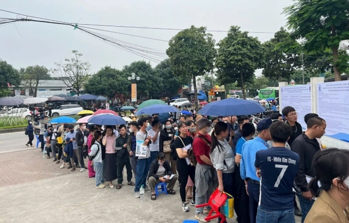 Vì sao hàng trăm người đội mưa rét, chen nhau suất mua nhà xã hội ở Hà Nội?