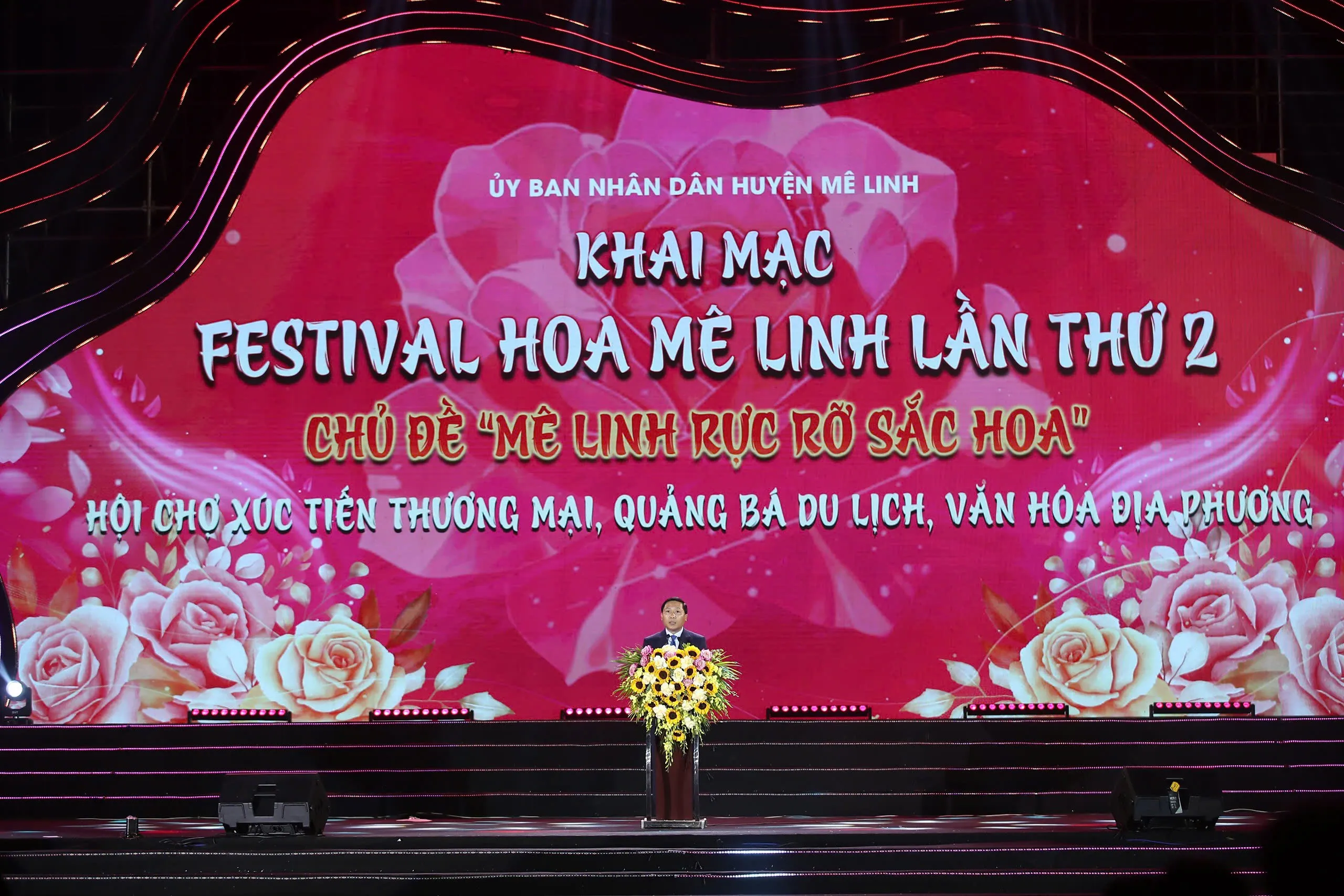 [Ảnh] - Rực rỡ đêm khai mạc Festival hoa Mê Linh 2024