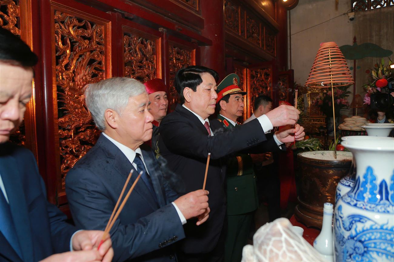 Chủ tịch nước Lương Cường dâng hương tưởng niệm công ơn các Vua Hùng tại Đền Hùng năm 2025