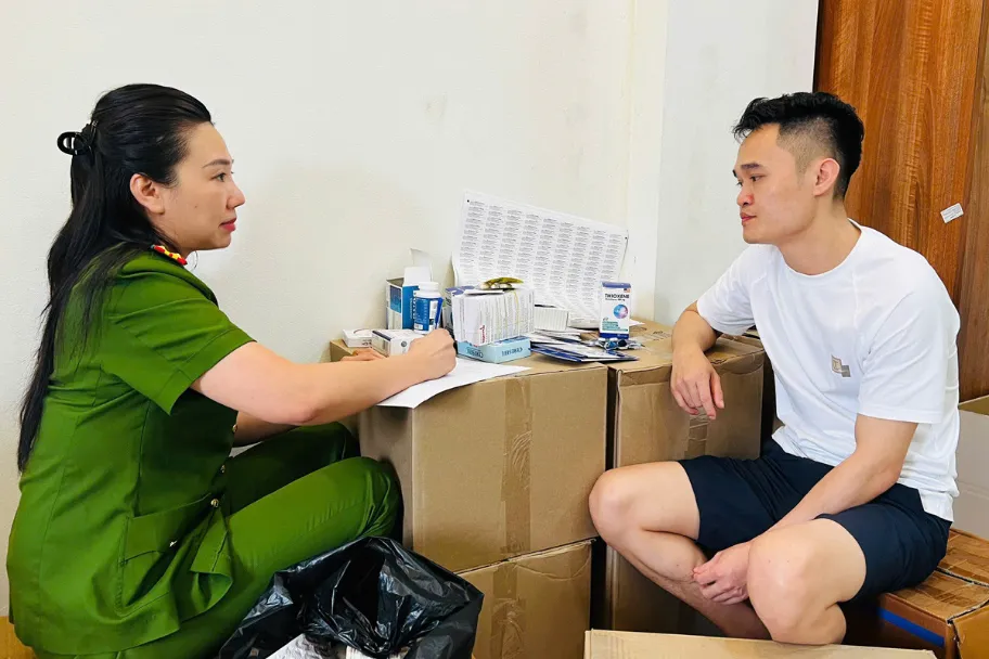 Cảnh sát công bố hình ảnh thực phẩm chức năng giả của vợ chồng dược sĩ Hà Nội