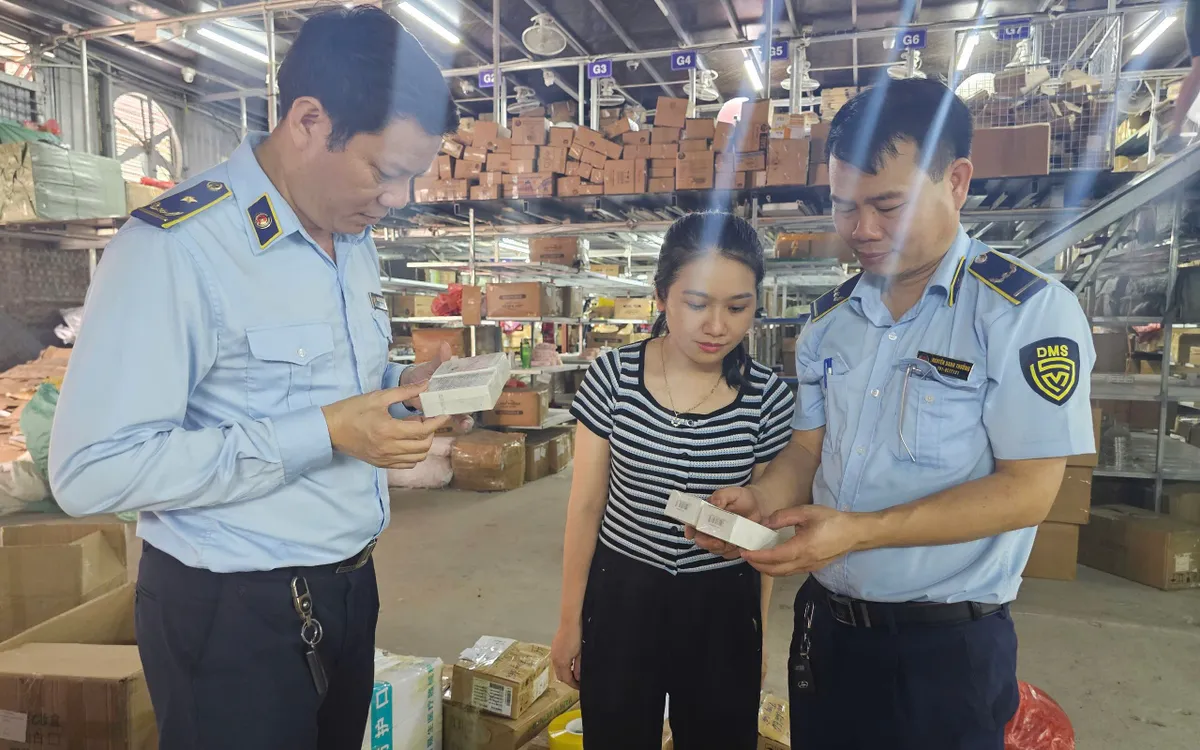 Hà Nội: Phát hiện mỹ phẩm lậu, bánh mì “bẩn”, đồ chơi trẻ em vi phạm ở La Phù