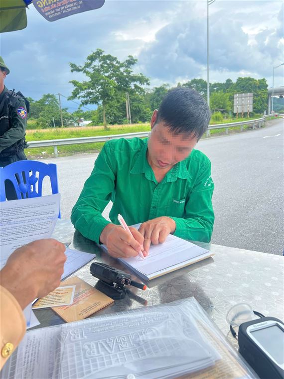 Xử phạt tài xế điều khiển xe ô tô khách đi sang làn ngược chiều trên cao tốc