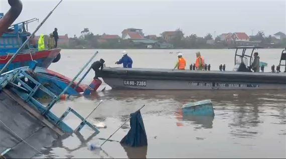 Thủy Đoàn 1 hỗ trợ đưa thuyền viên tàu bị lật vào bờ an toàn