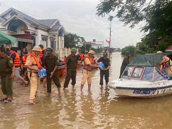 Thủy Đoàn I, Cục CSGT khẩn trương ứng cứu người dân vùng lũ tại Thanh Hóa