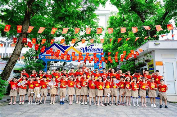 Từ lớp học nhỏ vang tình yêu lớn: Học sinh trường Tiểu học Tây Sơn - Hà Nội rạng rỡ trong màu áo Tổ quốc