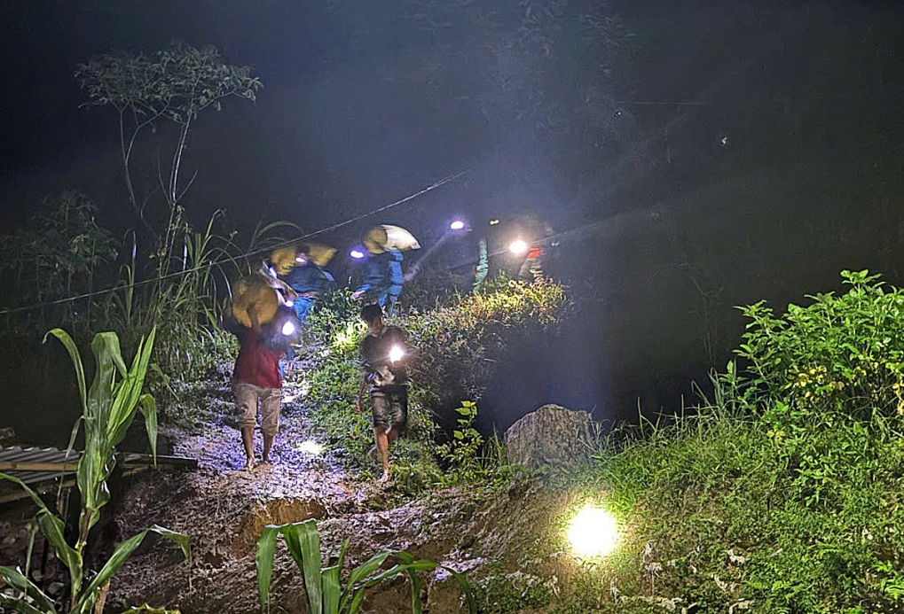 Sơ tán hơn 100 người dân khỏi vùng núi nguy cơ sạt lở
