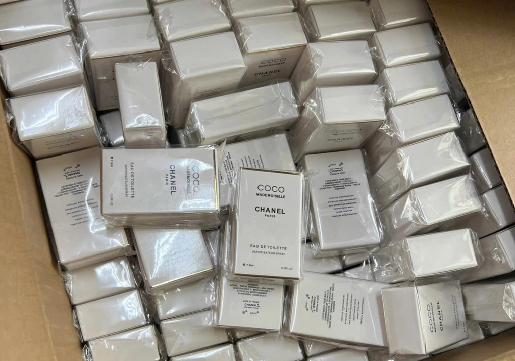 Đột kích 3 điểm làm giả 20.000 chai nước hoa Chanel, Dior ở TPHCM