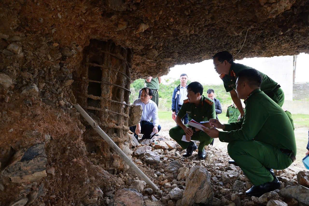 Cận cảnh cảnh sát kiểm tra trụ cầu trơ lõi thép ở Phú Thọ