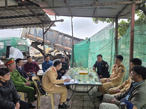 Công an liên ngành kiểm tra, xử lý vi phạm trên đường thủy nội địa