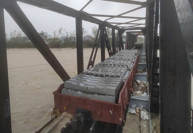 Điều tàu hàng trấn giữ hai cầu đường sắt Bắc Nam