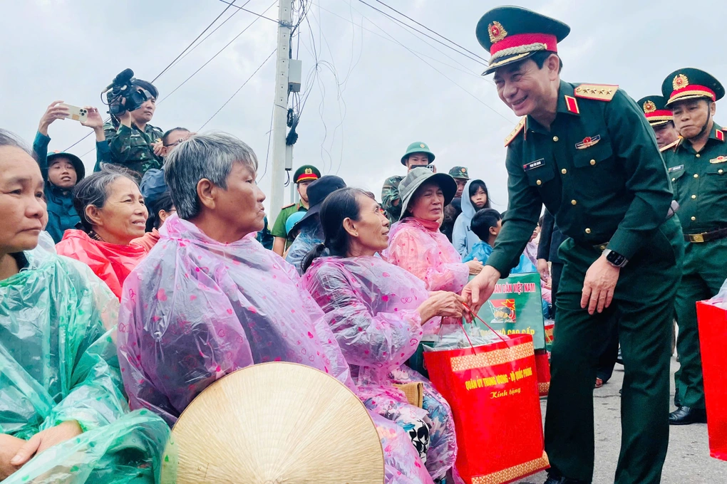 Đại tướng Phan Văn Giang thăm, tặng quà người dân vùng rốn lũ tỉnh Gia Lai