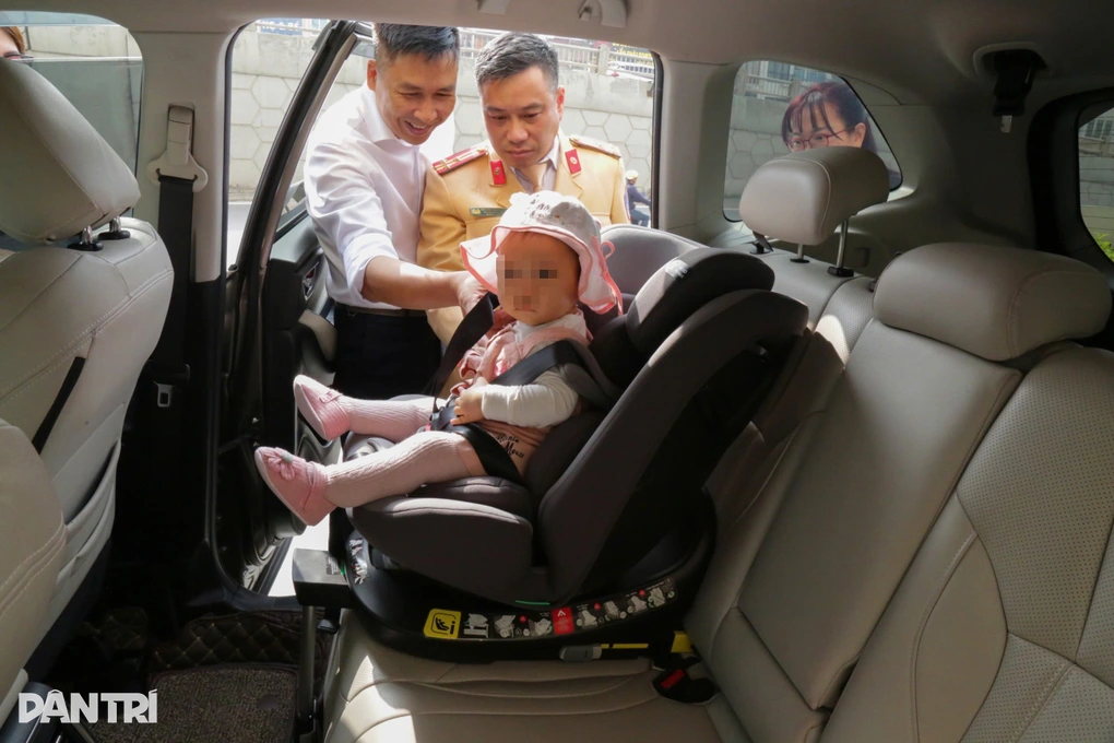 Cục CSGT nói về đề xuất xe khách, taxi không cần lắp ghế trẻ em