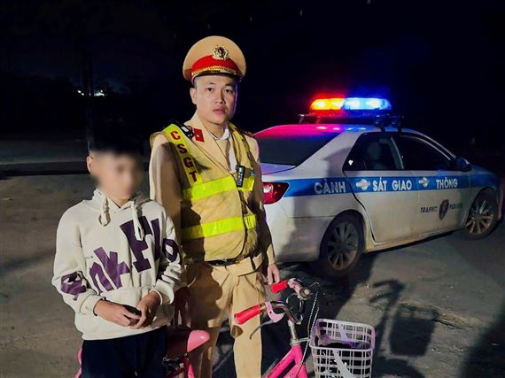 Hành trình đạp xe xuyên đêm của cậu bé 12 tuổi và cuộc gặp không ngờ mang tên CSGT