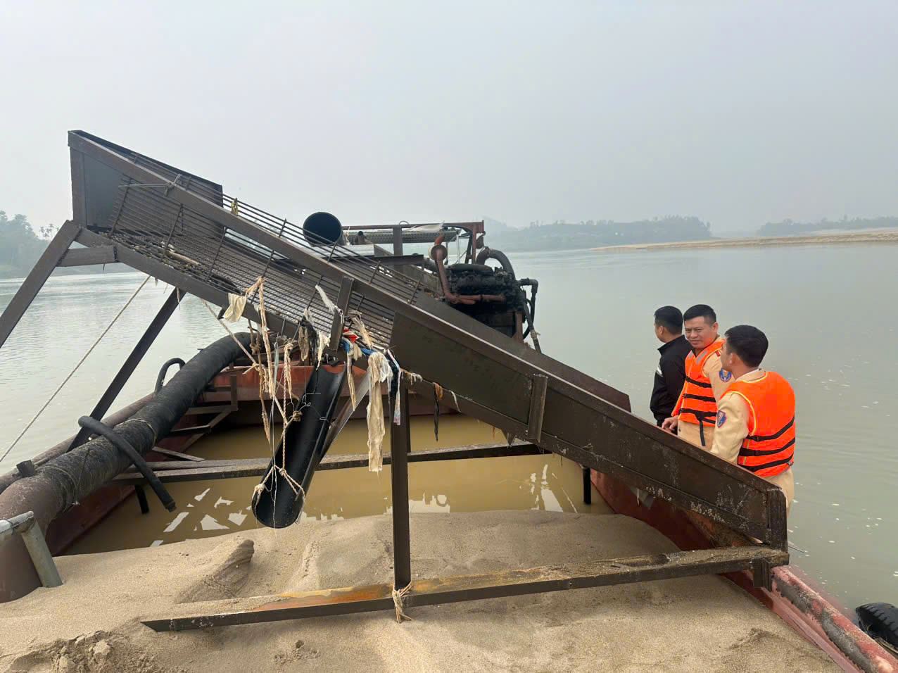 Thủy đoàn I phối hợp bắt giữ 2 phương tiện khai thác cát trái phép trên sông Lam