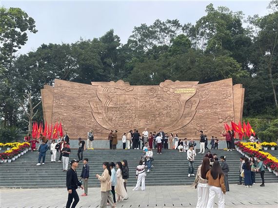 Đầu xuân về đất Tổ: Hàng nghìn người dâng hương tưởng nhớ các Vua Hùng