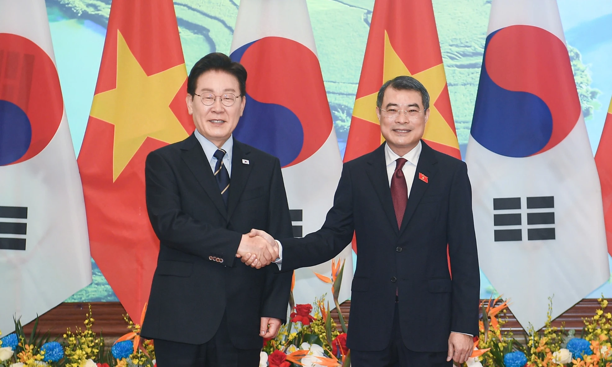 Thủ tướng Lê Minh Hưng hội kiến Tổng thống Hàn Quốc Lee Jae Myung